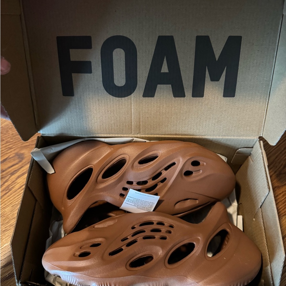 💯 Authentic Yeezy Kids Foam - size 4